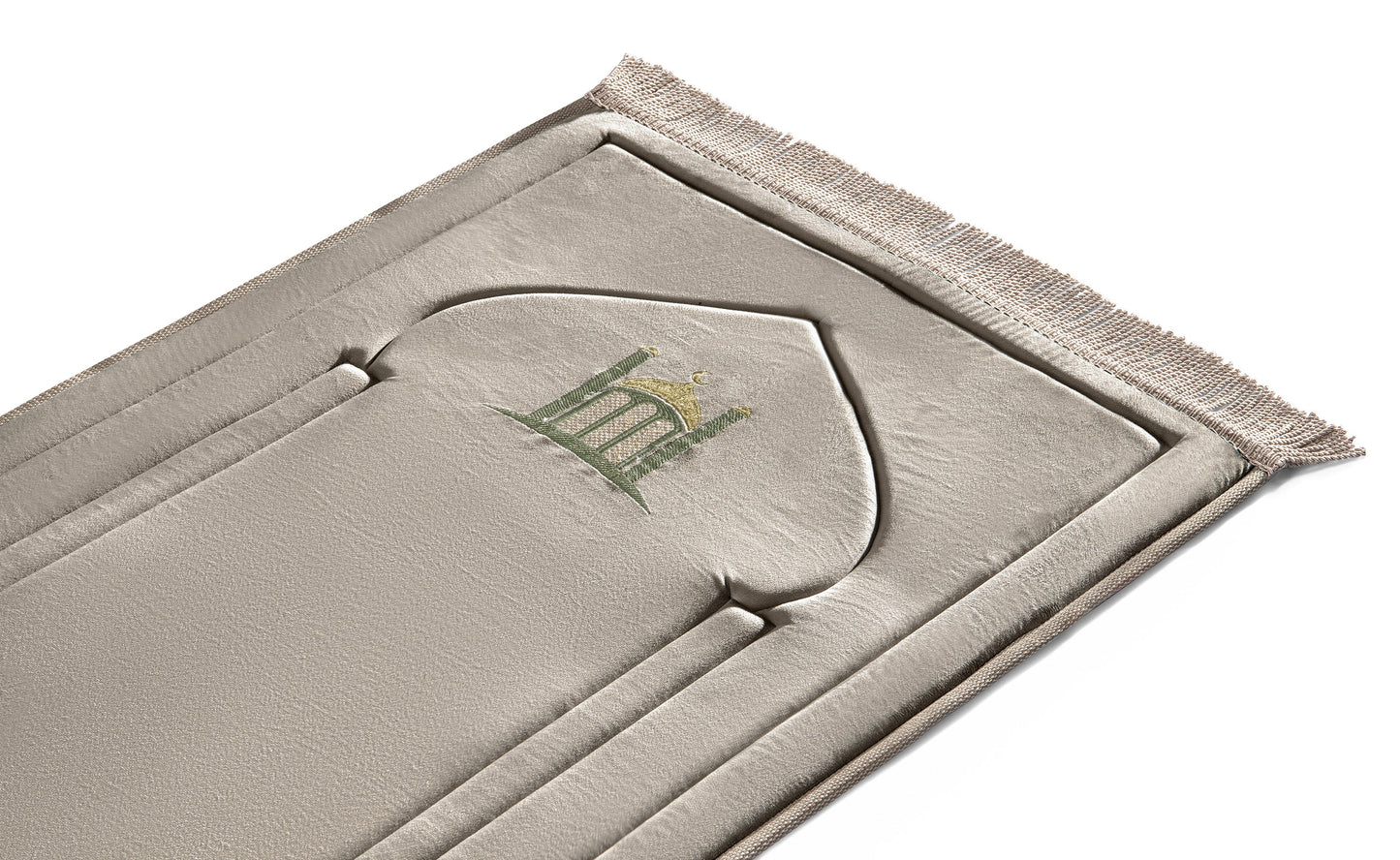 سجادة صلاة مطرزة باللون الكريمي الناعم